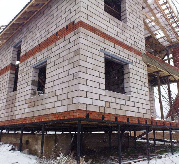 Монтаж свайно-винтового фундамента под дом из пеноблока в Межгорье
